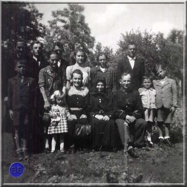 foto (36).jpg - Felül: Góg Teréz, Bálint sógór, Manci néni, a kislány Elekes Mancika.Középen: Juhász András, Góg Rozália (Gonda Ferencné), Gonda Ilona (özv. Kővári Ferencné), Góg Ferencné (Beleznai Teréz - anyai dédanyám),Juhász Teréz, Gonda Ferenc, Juhász Pál, Bajnok Béla és Gonda Ferenc